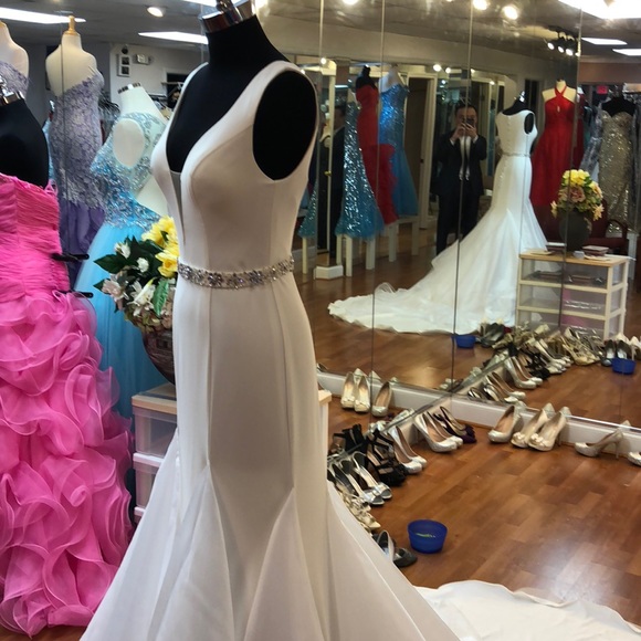 Ivory ruffled wedding gown with rhinestone belt - Picture 3 of 6